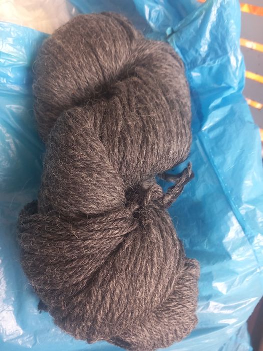 Várias meadas e tipos de lã , cada meada pesa 250 g +/- a 2,50 € e 3 €