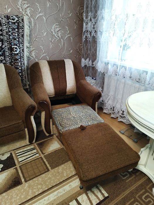 Продам розкладний диван з креслами