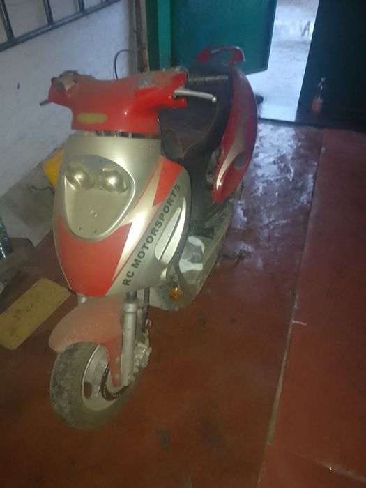 Продам скутер по запчастинах