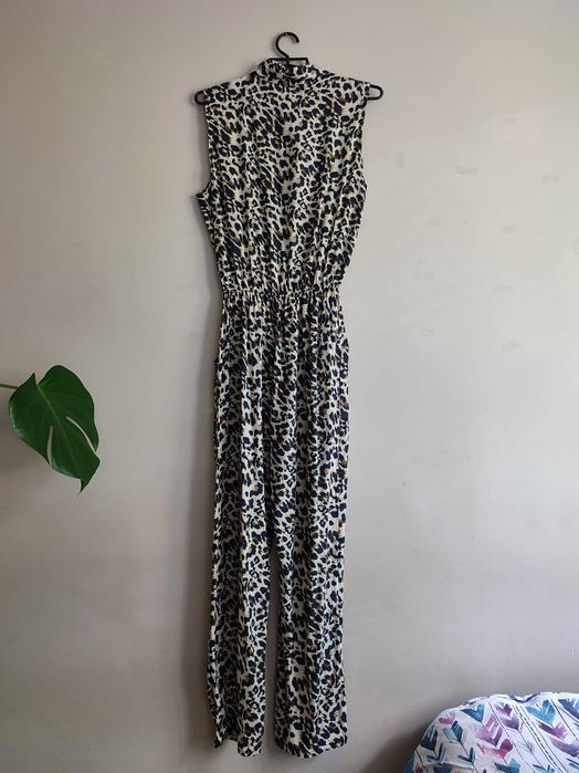 Długi kombinezon w cętki