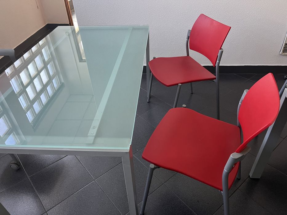 Secretária Mesa com tampo em vidro mais 3 cadeiras