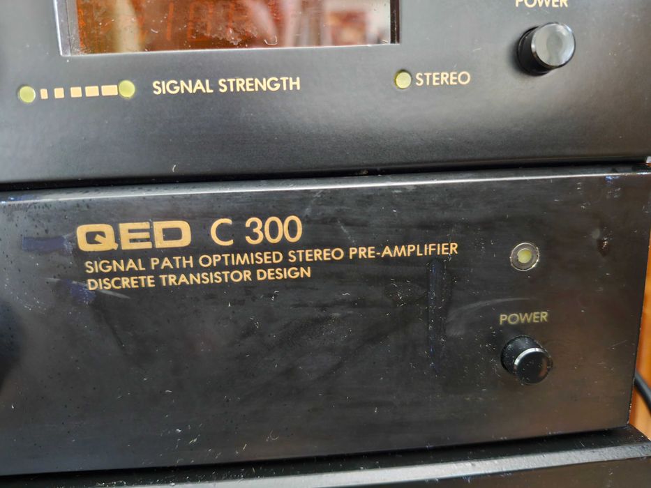 QED P300 Amplificador de Potência+QED C300 Pré-amplificador
