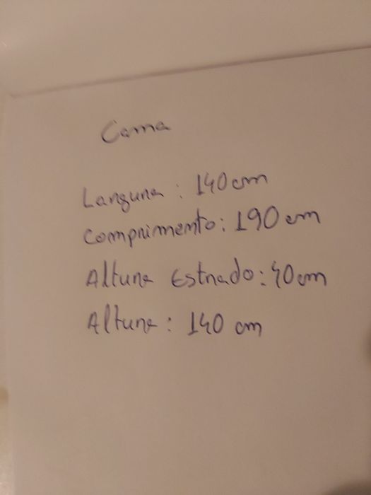 Cama antiga de madeira
