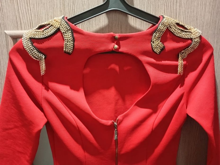 Красное платье с лампасами