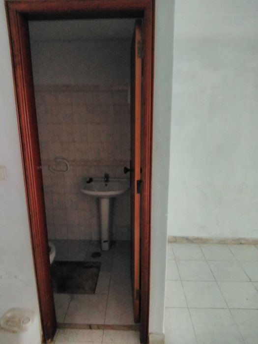 Aluga-se garagem/armazém