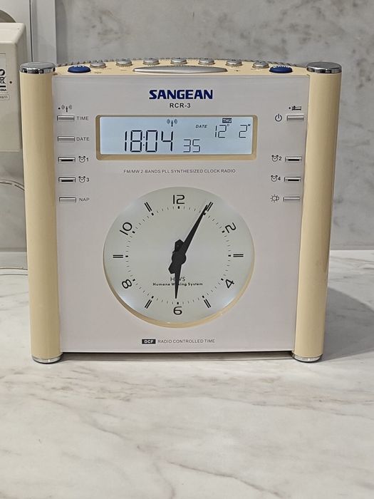 Radio budzik Sangean RCR-3 sterowany zegarem atomowym.