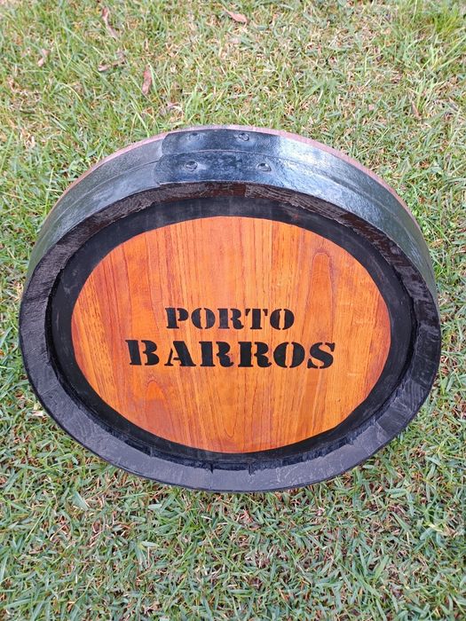 Topo de barril "PORTO BARROS" em madeira de carvalho com aros metálicos
Medidas: 50/10cm topo 
Exemplar estado de conservação