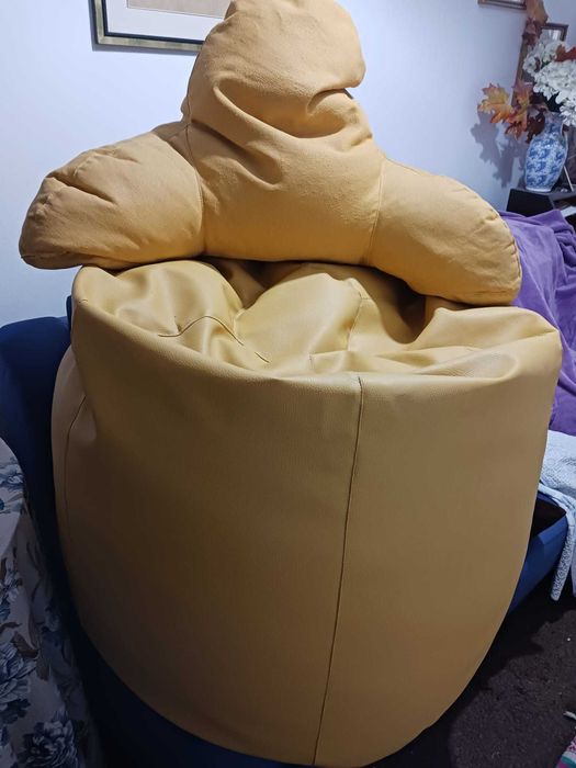 PUF com encosto para o pescoço e cabeça