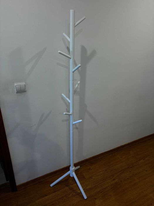 Pendurador de casacos, cabideiro.