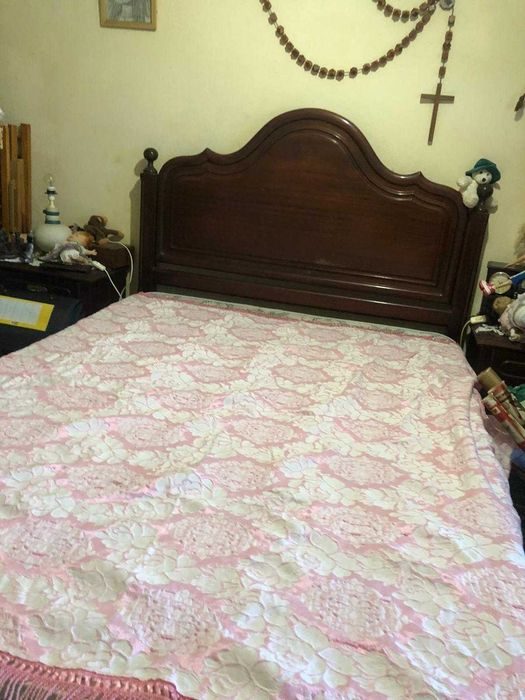 Cama de casal em madeira, sem colchão