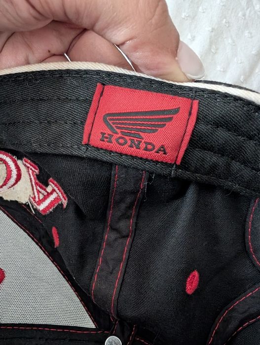 Boné Honda Oficial Preto com Costuras Vermelhas (Ajustável)