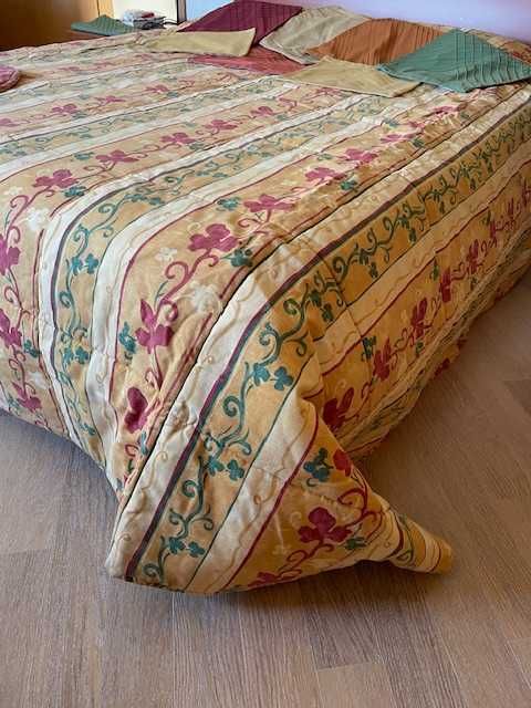Colcha edredão reversível para Cama de Casal com 7 almofadas