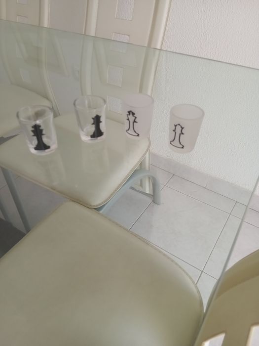 Vendo tabubeiro de xadrez em vídro com 32 peças  de copos de shot