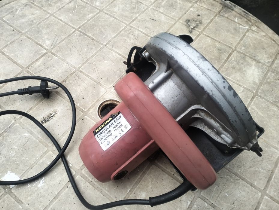 Máquina circular de cortar madeira