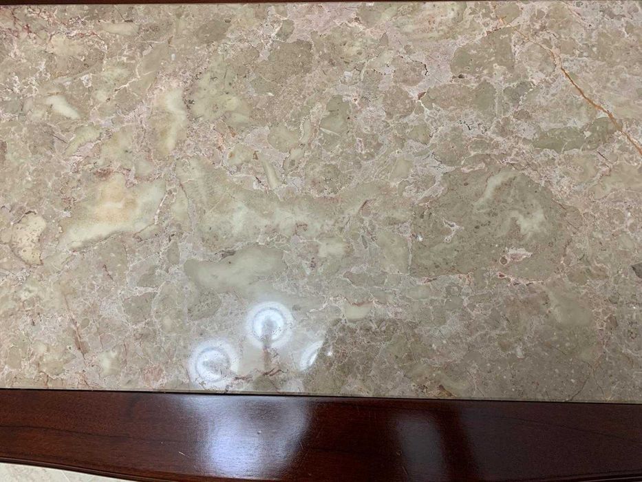 Mesa de madeira com tampo mármore