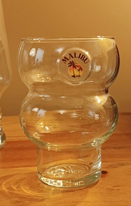 Zestaw barowy: 4 kieliszki koktajlowe + elegancki kieliszek do wina