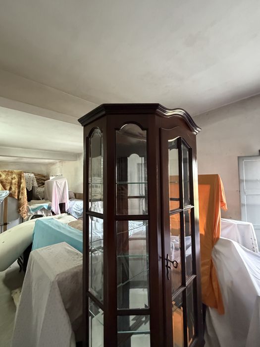 Vitrine em madeira