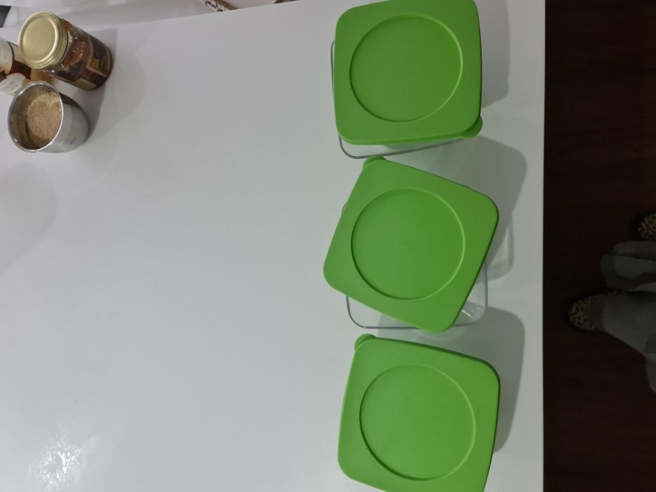 3 Taças transparentes com tampa verde