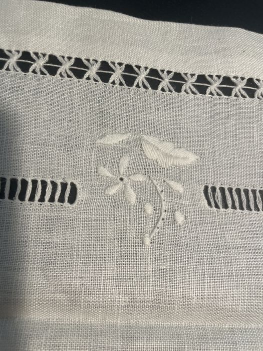 Embroidered linen napkin64297964391938122