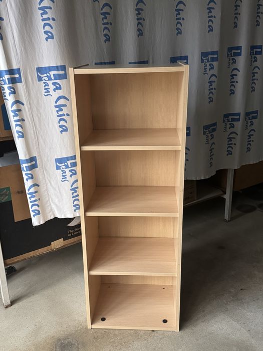 Estante de madeira com 4 niveis