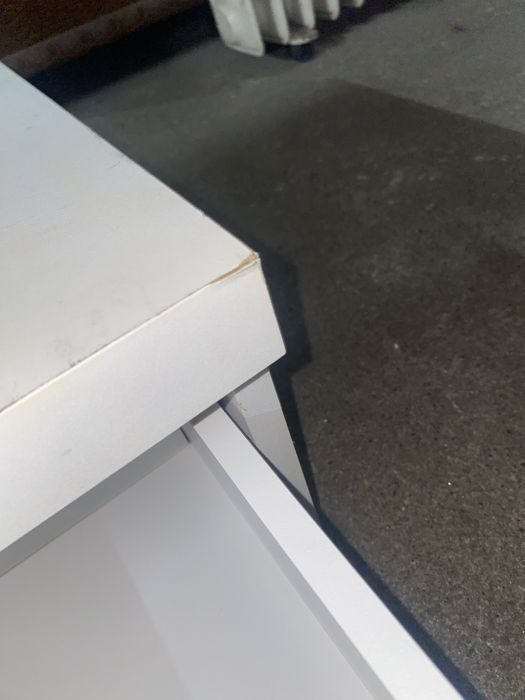 Movel branco de chão