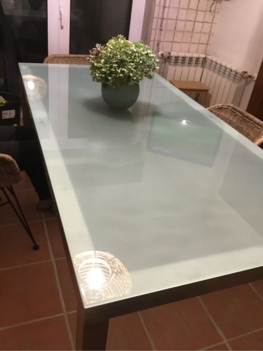 Mesa de vidro com pernas de inox