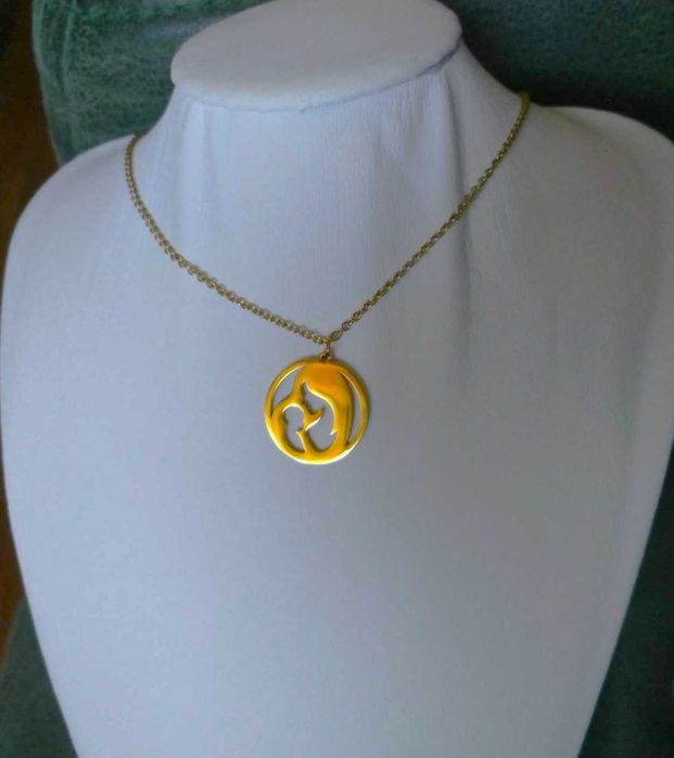 Colar Aço Dourado Disco c/ Mãe e Bebe NOVO