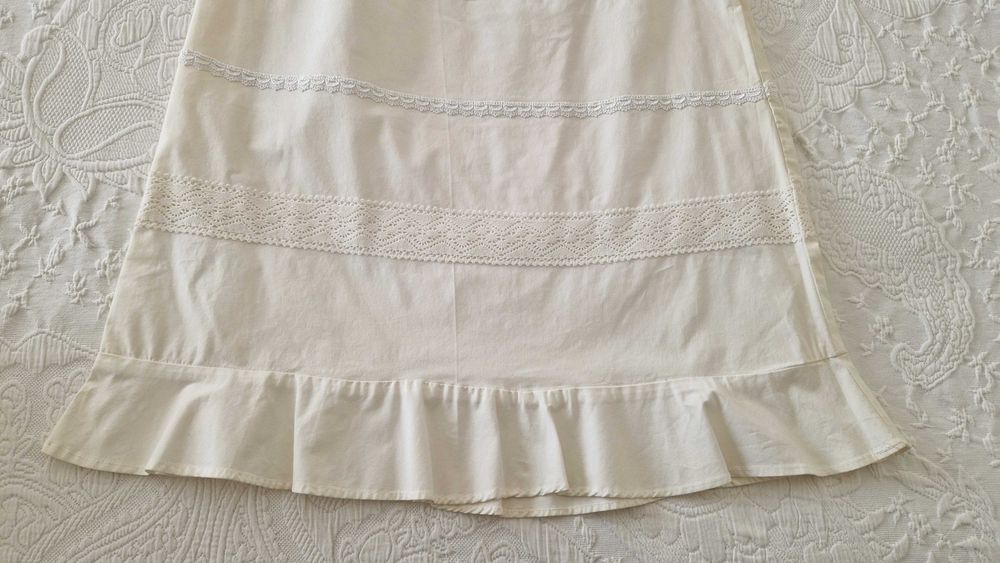 Saia branca, bordada com folhos e forrada, tamanho M