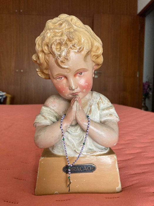Estátua religiosa menino em oração com terço