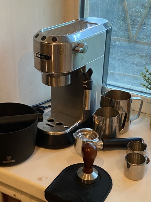 Кавоварка DeLonghi Dedica + преміум аксесуари (темпер, нок-бокс, пітчери)