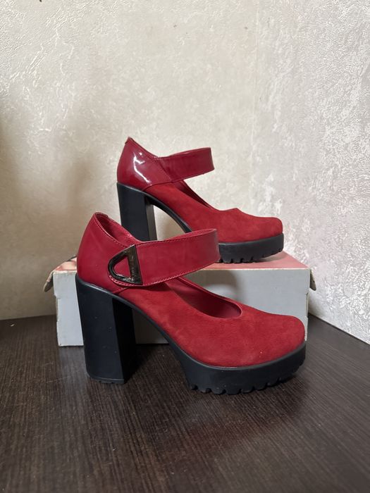 Жіночі червоні туфлі