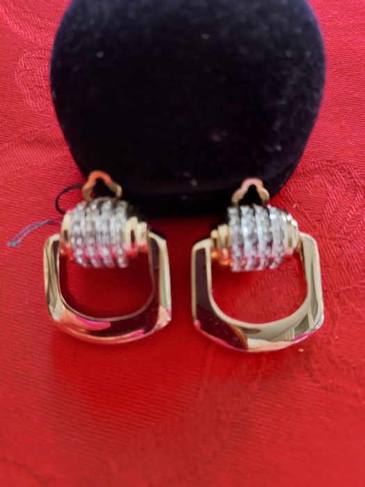 Conjunto de brincos dourados com brilhantes  marca Shock