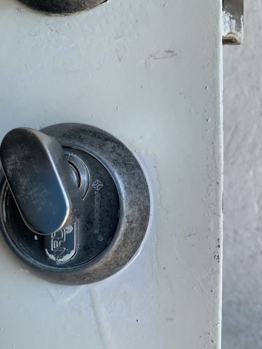 Дверь межкомнатная из масива дерева + комплект ручек