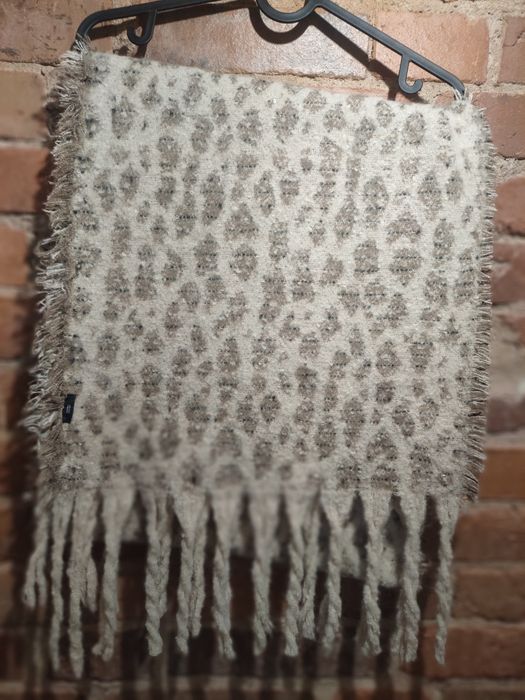 Puchaty szal w panterkę