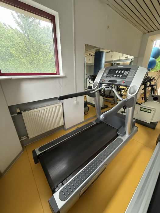 Bieżnia LIFE FITNESS 95Ti komercyjna, ale świetna tez siłowni domowej.