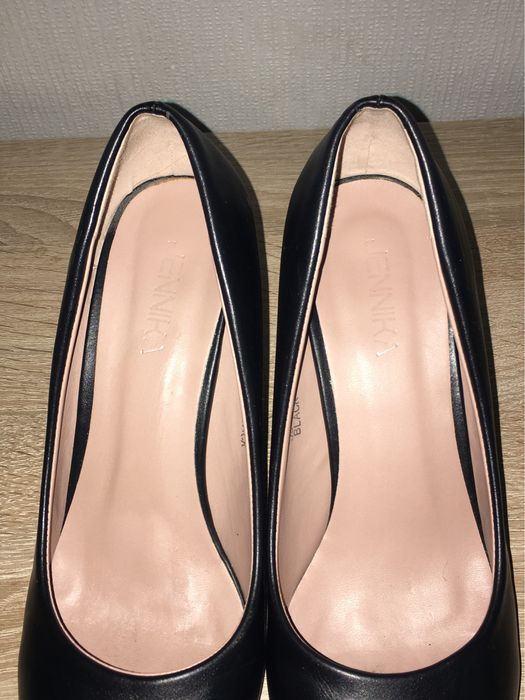 Czarne buty na obcasie