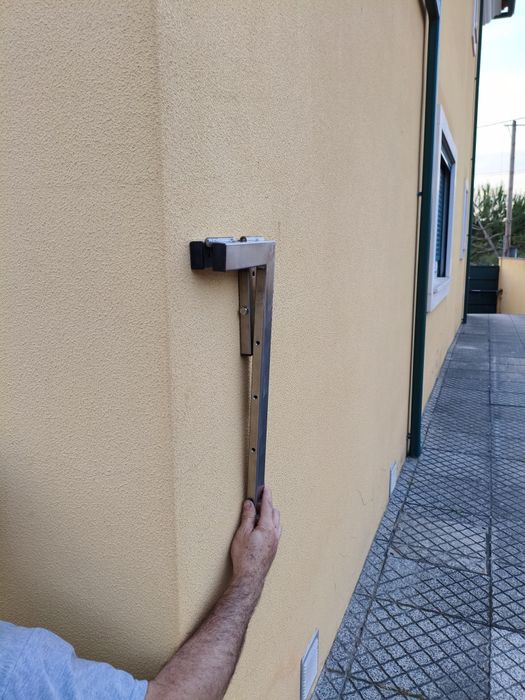 Dois braços de estendal em inox, Rebatíveis, pintados