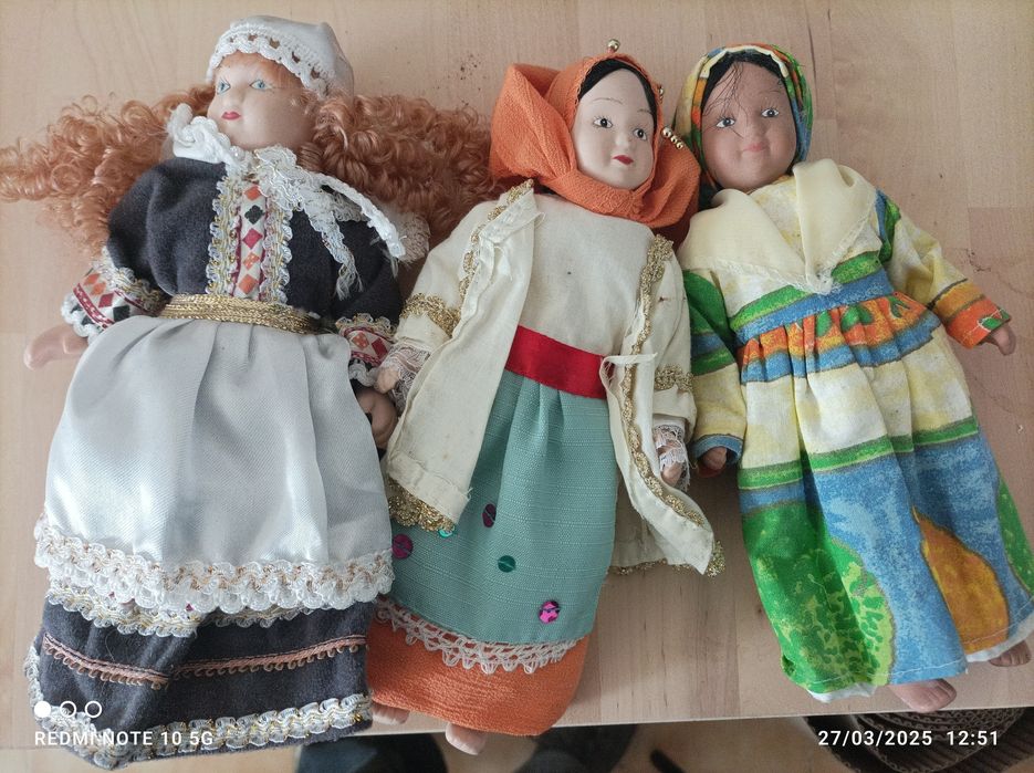 Vendo 3 bonecas de porcelana