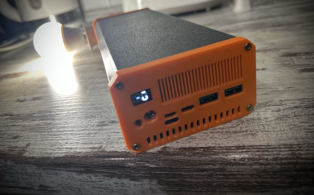 Мощный повербанк . 65w, 12 V, 220 v