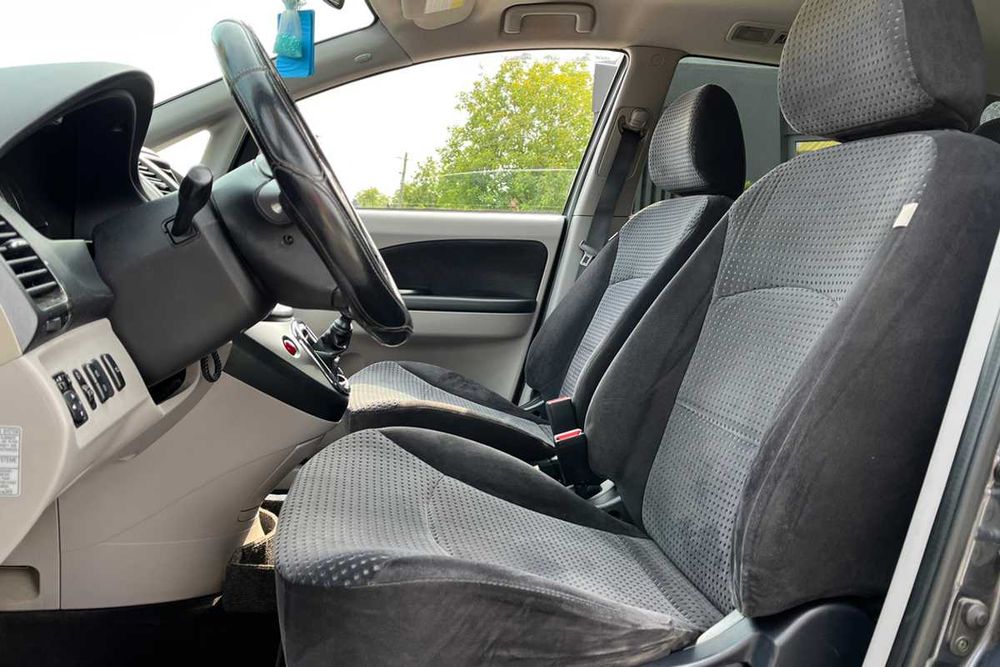 Mitsubishi Grandis 2005