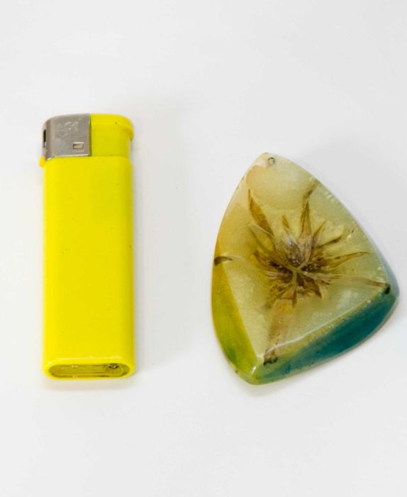 Wisior liść w żywicy, PRL