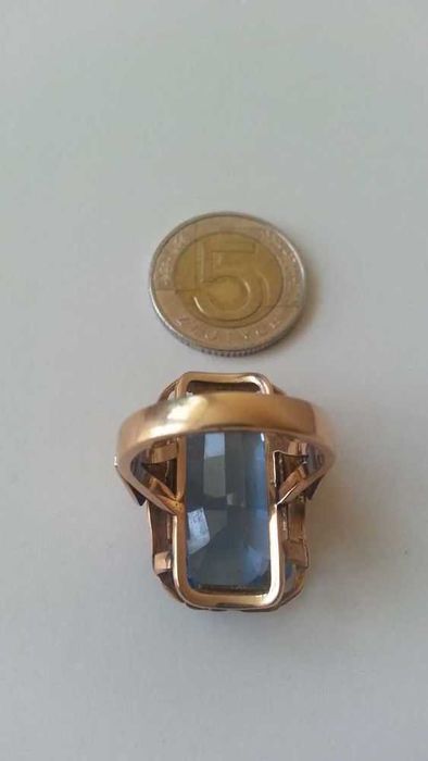 Stary wielki złoty pierścionek