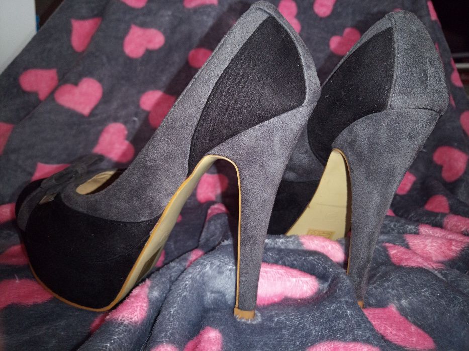 Eleganckie zamszowe buty na obcasie