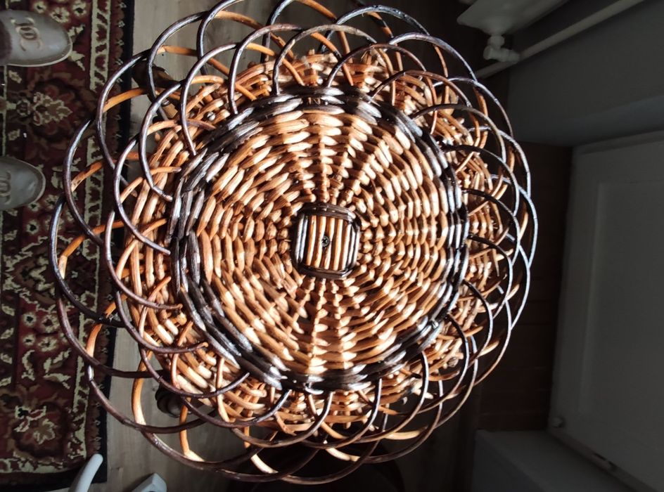 Świecznik wiklinowy .