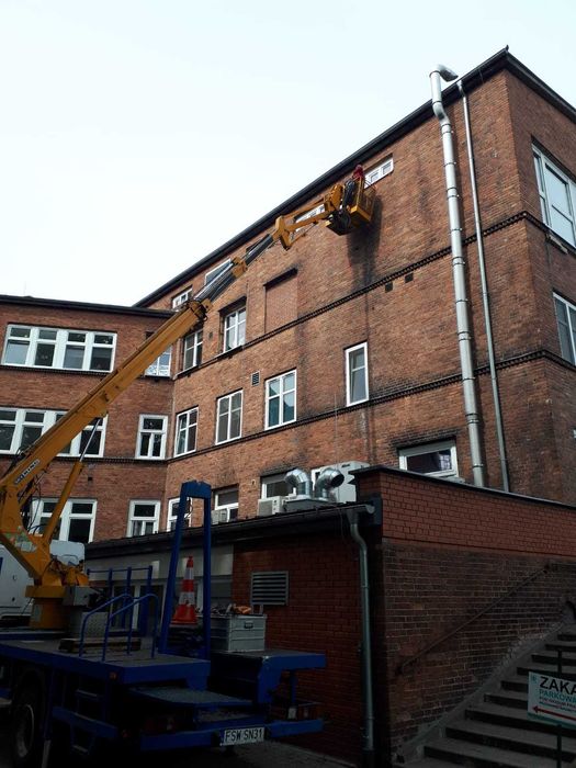 Usługi podnośnikiem koszowym – prace na wysokościach, minikoparka