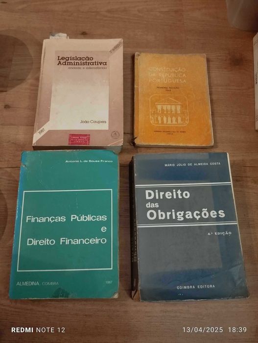 Conjunto de 26 livros de direito