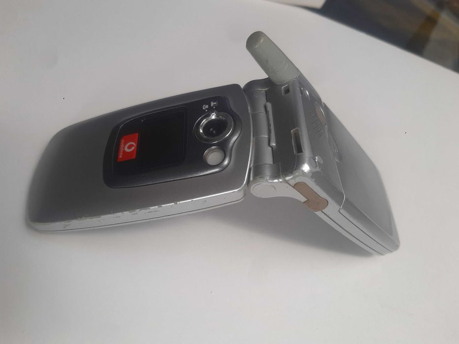 Telemóvel Sharp GX20 com acessórios