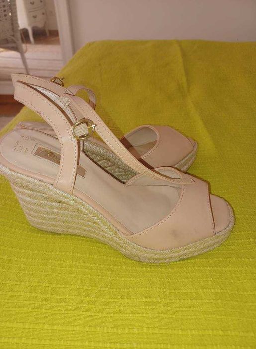 Sandálias de cunha nude