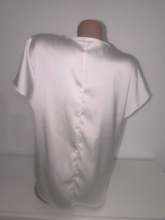 Гарна блузка під атлас молочного кольору 54 розмір