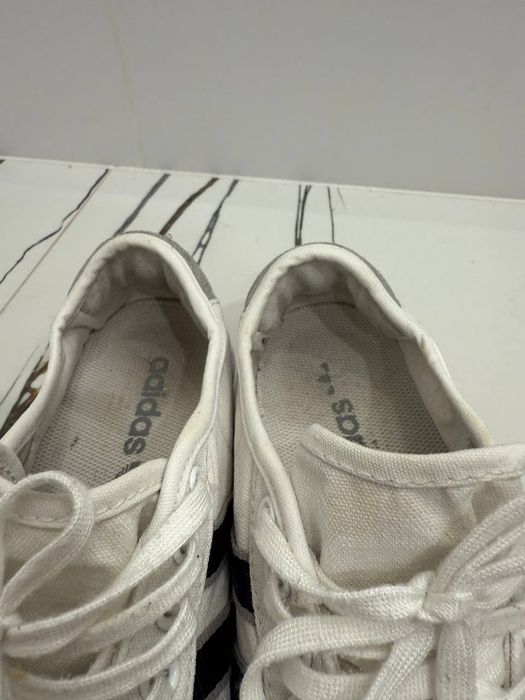 Білі кеди adidas